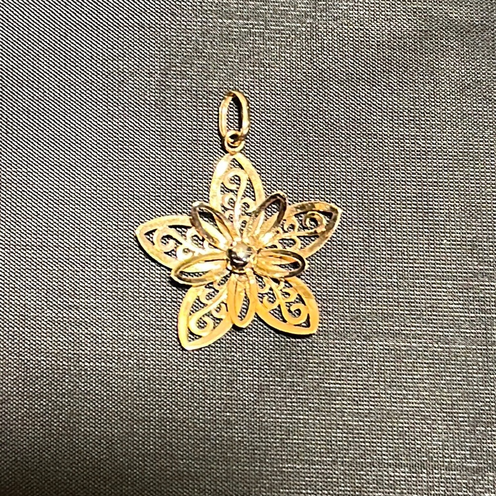14k yellow 585 gold 3D filigree flower pendant